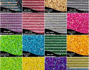 Puede incluir: Una colección de diamantes cuadrados para pintura de diamantes en varios colores, incluyendo negro, rojo, beige moca, gris, lavanda, rosa bebé, blanco, arándano, verde chartreuse, turquesa, verde, mandarina, verde loro, amarillo y violeta.