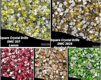 Puede incluir: Un collage de cinco imágenes que muestran taladros de cristal cuadrados en varios colores. Los colores incluyen limón, marrón avellana, arándano, leonado y verde loro. Cada imagen tiene texto que indica el código de color DMC.