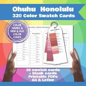 Op de afbeelding: Een set Ohuhu Honolulu 320 kleurstalenkaarten wordt voor een kleurrijke achtergrond gehouden. De kaarten bevatten kleurnamen en -codes, met een voorbeeld van roze en rode tinten. De tekst luidt "38 kleurstalenkaarten + blanco kaarten Afdrukbare PDF's A4 & Letter."