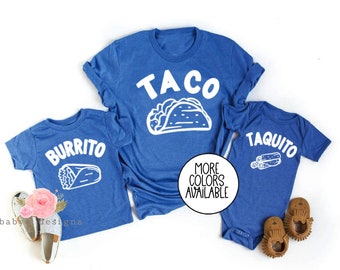 Könnte beinhalten: Drei blaue T-Shirts mit weißem Text und Illustrationen von mexikanischem Essen. Das größte Shirt sagt "Taco" mit einer Taco-Illustration. Das mittlere Shirt sagt "Burrito" mit einer Burrito-Illustration. Das kleinste Shirt sagt "Taquito" mit einer Taquito-Illustration.