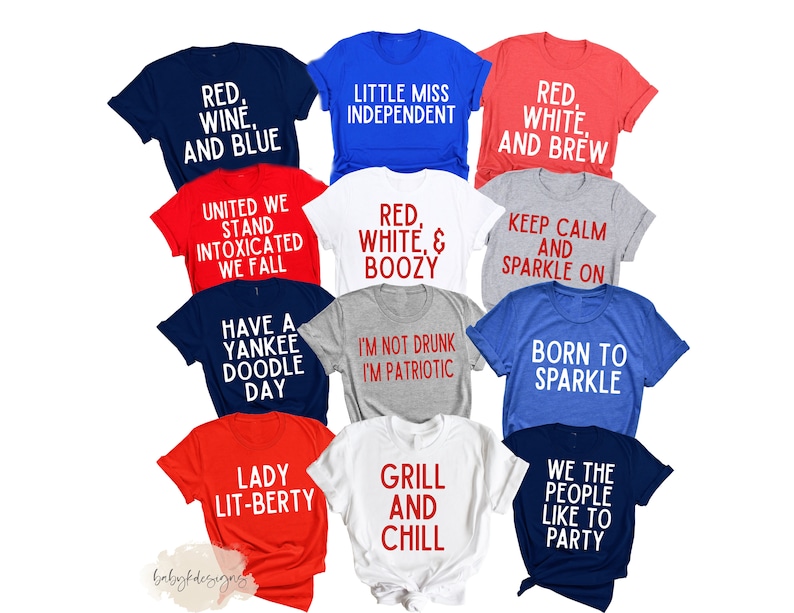 Op de afbeelding: Een set van 12 T-shirts met rode, witte en blauwe tekst op verschillende gekleurde shirts. De shirts bevatten patriottische en humoristische spreuken zoals "Red, Wine, and Blue", "Little Miss Independent", "Red, White, & Boozy", "Keep Calm and Sparkle On", "Born to Sparkle", "We the People Like to Party", "Grill and Chill", "Lady Lit-Berty", "Have a Yankee Doodle Day", "I'm Not Drunk I'm Patriotic", "United We Stand Intoxicated We Fall" en "Red, White, and Brew".