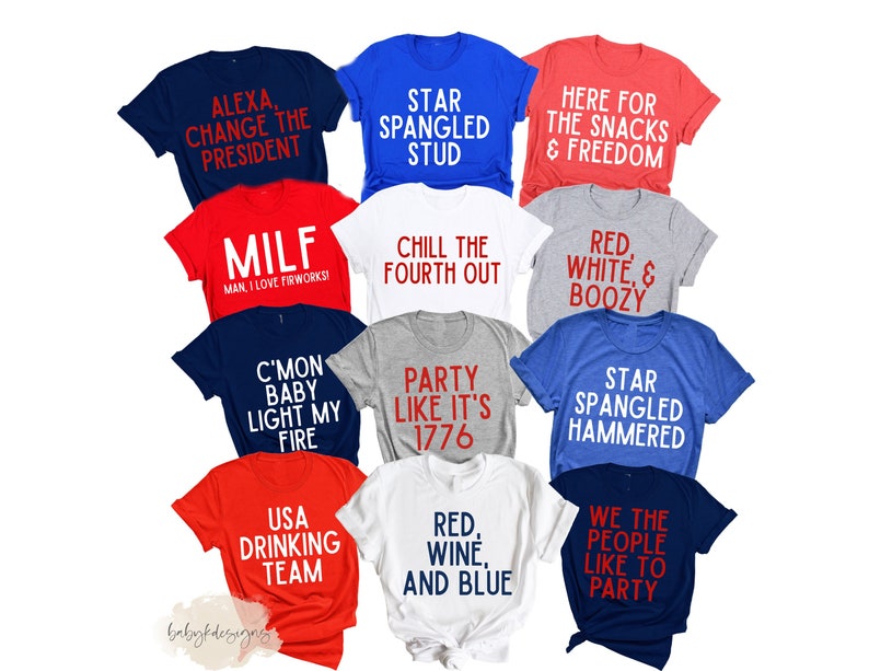 Op de afbeelding: Een set van 12 T-shirts met rode, witte en blauwe tekst op verschillende gekleurde shirts. De shirts bevatten humoristische en patriottische spreuken voor 4 juli.