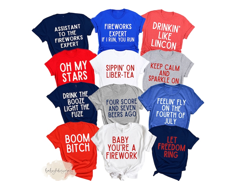 Op de afbeelding: Een verzameling van 10 T-shirts met verschillende patriottische en humoristische slogans die in rood en wit zijn gedrukt op verschillende gekleurde shirts. De slogans zijn: "Assistant to the Fireworks Expert", "Fireworks Expert If I Run, You Run", "Sippin' on Liber-Tea", "Drink the Booze Light the Fuze", "Boom Bitch", "Baby You're a Firework", "Keep Calm and Sparkle On", "Feelin' Fly on the Fourth of July", "Let Freedom Ring", en "Drinkin' Like Lincon".