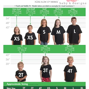 Op de afbeelding: Een maattabel voor t-shirts voor peuters en kinderen. De tabel toont de geschatte maat, het gewicht en de leeftijd voor elke maat. De tabel bevat ook de maten voor de lichaamslengte en de borstbreedte van elke maat.