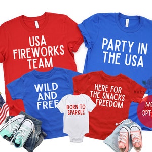 Op de afbeelding: Rode, witte en blauwe t-shirts met patriottische spreuken voor een gezin. De shirts zeggen "USA Fireworks Team", "Party in the USA", "Wild and Free", "Here for the Snacks Freedom", en "Born to Sparkle".