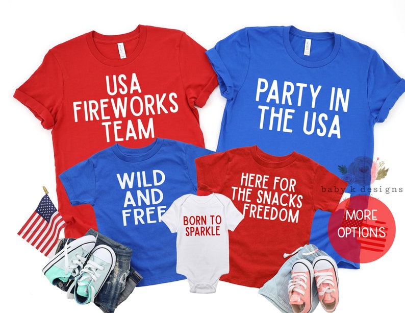 Op de afbeelding: Rode, witte en blauwe t-shirts met patriottische spreuken voor een gezin. De shirts zeggen "USA Fireworks Team", "Party in the USA", "Wild and Free", "Here for the Snacks Freedom", en "Born to Sparkle".