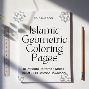 Puede incluir: Un libro para colorear blanco titulado "Islamic Geometric Coloring Pages" con texto negro y diseños geométricos. Un lápiz de madera y una regla están al lado del libro. El libro promete 10 patrones intrincados y alivio del estrés.