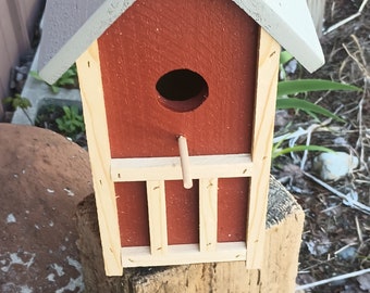 Handgefertigtes rustikales Vogelhaus