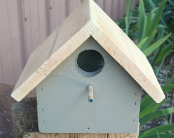 Petite maison d'oiseau rustique fabriquée à la main. Très belle !!