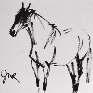 Könnte beinhalten: Eine schwarz-weiße Tuschezeichnung eines Pferdes im Profil, dargestellt mit ausdrucksstarken, kräftigen Pinselstrichen, die seine Form und Haltung definieren. Das Kunstwerk trägt eine Signatur in der unteren linken Ecke auf weißem Grund.