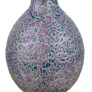Op de afbeelding: Een bolvormige keramische vaas met een textuuroppervlak en een lavendel- en groen bloemmotief. De vaas heeft een afgeronde body en een cilindrische hals, geschikt voor interieurdecoratie.