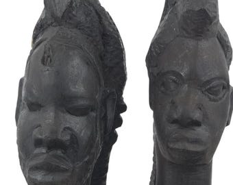Esculturas de bustos de figuras africanas talladas en madera de ébano