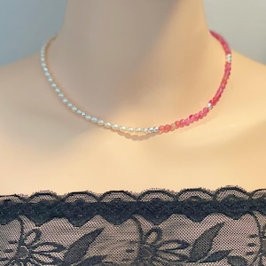 Minimalist pink agate and pearl necklace.Gemstone necklace.Gift for her.Healing stone necklace.Elegant jewellery.Prom necklace