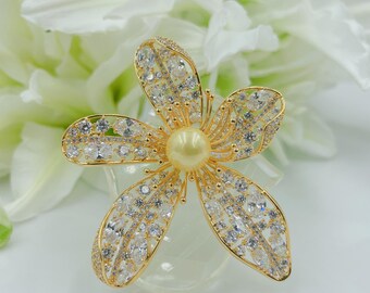 Flower pin.Exquisite Women's pin.Crystal brooch.Brooch for women.Mother's Day Gift.Gold pin.Diamond Bouquet pin.Holiday Present.Gift for her