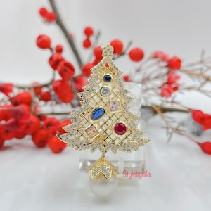 Crystal Christmas Tree Brooch: Gold Holiday Pin with Pearl