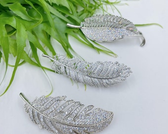Broche de plumas, broche de circonita plateada, broche de cristal. Broche para mujer. Broche de ramo de diamantes. Regalo navideño. Regalo para ella. Idea de regalo de Navidad.