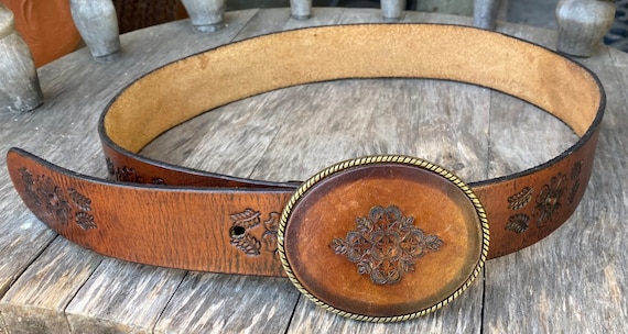 Beautiful vintage leather tooled darkbrown leather belt with brass and tooled leather buckle.. - size 34