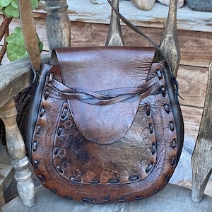 Darkbrown vintage bohemian boho hippie leather shoulder bag/festival bag with flower tooling on front