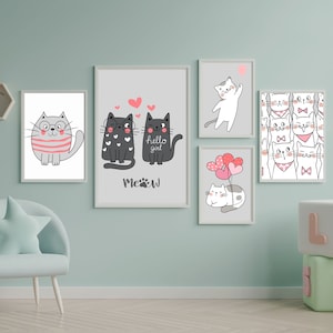 Puede incluir: Cinco impresiones enmarcadas con ilustraciones de gatos. Las impresiones están en marcos blancos y presentan gatos negros y blancos, corazones rosas y las palabras "hello girl" y "meow".