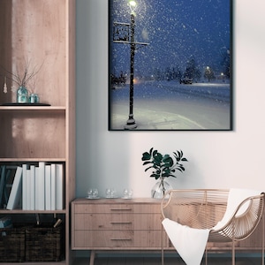 Escena callejera de invierno nevada - Descarga de arte mural digital - Estilo postal navideña - Capturada por el diseñador.