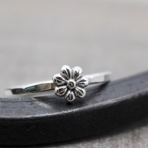 Dainty Sterling Silver Daisy Ring / Silver Flower Stacking Ring / Minimalist Sterling Ring / Gift for her / Jewelry Sale