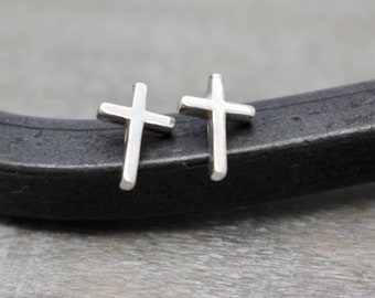 Boucles d'oreilles en argent sterling avec petite croix : bijoux religieux