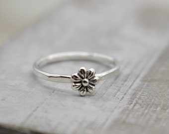 Daisy ring - sterling silver flower ring - petite stacking ring - gift for her - jewelry sale