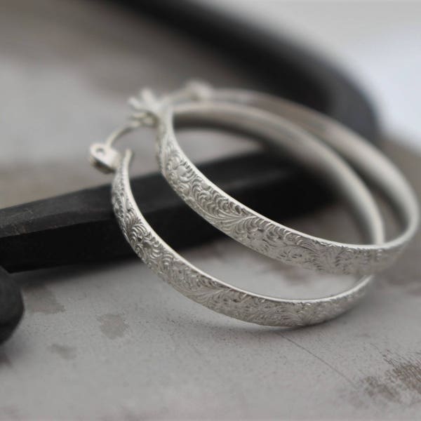 Pendientes de aro rústicos florales de plata de ley con cierre de palanca