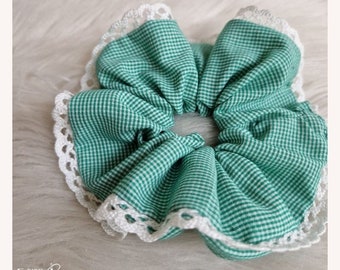 Chouchou extra large, chouchou géant, chouchou à la française, large scrunchie, vichy vert, petits carreaux, bordé d'une broderie