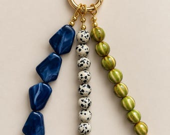 Llavero con cuentas azules y verdes, dije para bolso hecho a mano, accesorio único para bolso, llavero con cuentas coloridas, dije llamativo para bolso, regalo para ella.