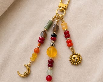 Llavero con dije de sol y luna con cuentas / Dije celestial para bolso / Accesorio bohemio para bolso / Llavero con cuentas hecho a mano / Dije dorado de sol y luna