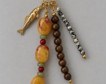 Llavero con dije de pez y cuentas, llavero para bolso marrón y amarillo, dije para bolso estilo boho, accesorio para bolso estilo costero, llavero ecléctico con cuentas.