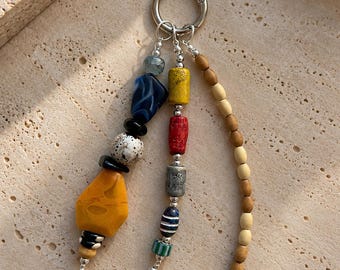 Colgante para bolso con cuentas azules y amarillas, colgante para bolso estilo boho, llavero colorido con cuentas, accesorio ecléctico para bolso, joyería para bolso de estilo natural