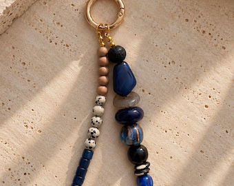 Colgante para bolso con cuentas azules, colgante para bolso estilo boho, llavero con cuentas azul marino, accesorio llamativo para bolso, joyería para bolso de estilo rústico, regalo para ella.