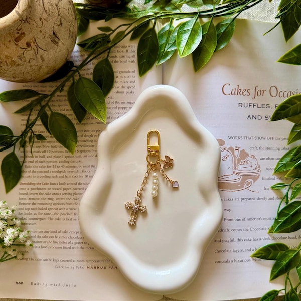Elegante llavero con cruz de perla, llavero con dije dorado, accesorio para bolso, regalo para ella, llavero cristiano, llavero para billetera, llavero para mochila.