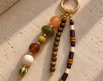 Colgante para bolso estilo boho con cuentas, colgante para bolso marrón tierra, llavero con cuentas neutras, accesorio para bolso verde oliva, regalo de joyería para bolso estilo boho