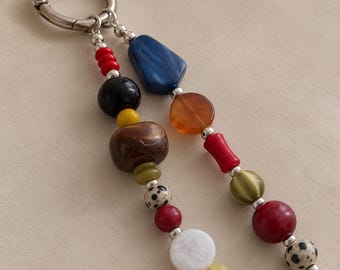 Colgante para bolso con cuentas de colores, colgante para cartera con cuentas, colgante para bolso estilo boho, llavero con cuentas multicolor, accesorio llamativo para el bolso