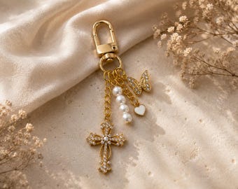 Llavero de cruz de perlas, dije de cruz dorada para bolso, dije cristiano para bolso, llavero de mariposa con diamantes de imitación, regalo religioso para mujeres, regalo bíblico