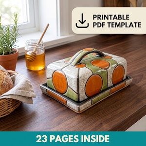 Könnte beinhalten: Eine rechteckige Butterdose aus Keramik mit einem Deckel, der ein geometrisches Muster aus orangefarbenen Kreisen und grünen Quadraten auf weißem Craquelé-Hintergrund zeigt. Der Text PRINTABLE PDF TEMPLATE und 23 PAGES INSIDE ist sichtbar.