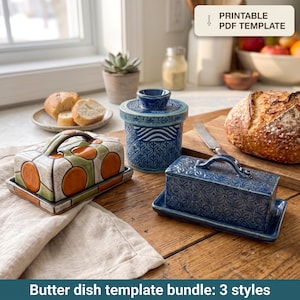 Peut inclure: Un ensemble de modèles de beurriers comprenant trois styles en céramique : un beurrier rectangulaire à motif géométrique orange et vert, un beurrier cylindrique bleu texturé et un beurrier rectangulaire bleu avec un gaufrage floral.