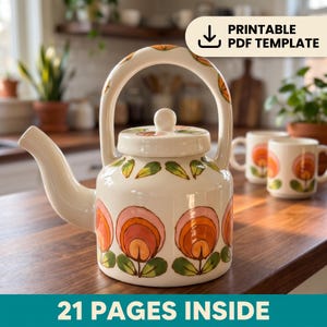 Op de afbeelding: Een crèmekleurige keramische theepot met een herhalend patroon van gestileerde oranje en roze bloemen met groene bladeren. De theepot heeft een gebogen handvat, een deksel met een knop en een tuit. Tekst: PRINTABLE PDF TEMPLATE 21 PAGES INSIDE.