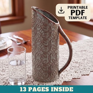 Puede incluir: Una jarra de cerámica alta con esmalte gris claro y marrón que presenta un patrón floral en relieve repetitivo, un asa curva y un borde inclinado. La imagen incluye un texto superpuesto que dice PRINTABLE PDF TEMPLATE y 13 PAGES INSIDE.