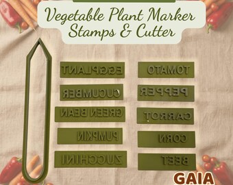 Puede incluir: Un juego de marcadores de plantas vegetales verde oliva con sellos y un cortador. Los sellos incluyen nombres como "Tomate", "Pepino" y "Zanahoria". También se ve el texto "STL Digital File" y "Vegetable Plant Marker Stamps & Cutter".