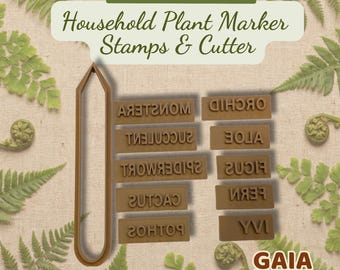 Puede incluir: Un conjunto de sellos marcadores de plantas marrones y un cortador. Los sellos están etiquetados con nombres de plantas como "Orchid" y "Succulent". El texto "Household Plant Marker Stamps & Cutter" se muestra encima de los sellos.