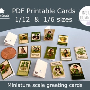 Könnte beinhalten: Ein Set mit 12 Miniatur-Glückwunschkarten zum Thema St. Patrick's Day. Die Karten sind auf weißem Karton gedruckt und zeigen verschiedene Illustrationen, darunter Kleeblätter, Kobolde und Hunde. Die Karten sind in zwei Größen erhältlich: 1/12 und 1/6 Maßstab.