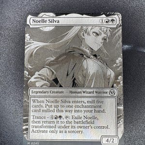 Puede incluir: Una carta de Magic: The Gathering en blanco y negro con el personaje "Noelle Silva". La carta presenta una ilustración detallada de un personaje femenino con cabello largo. El texto incluye "Legendary Creature - Human Wizard Warrior" e instrucciones del juego. La fuerza y resistencia de la carta son 4/2.