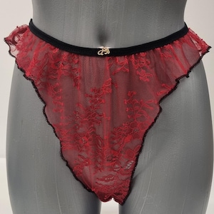 Spitzen Unterwäsche Handgefertigter RED Lace Rüschen Knickerbocker für Frauen made in France. mit goldenen oder silbernen Buchstaben-Initialen personalisiert