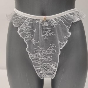 lencería de encaje Braguita con volantes de encaje BLANCO hecha a mano para mujer hecha en Francia. con letras iniciales doradas o plateadas personalizadas