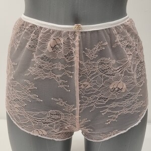 Wäsche aus Spitze Handgefertigte PINK Spitze Shorts für Frauen made in frankreich. mit goldenen oder silbernen Buchstaben-Initialen personalisiert