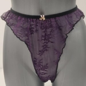 Spitzen Unterwäsche Handgefertigte PURPLE Lace Rüschen Knickerbocker für Frauen made in France. mit goldenen oder silbernen Buchstaben-Initialen personalisiert
